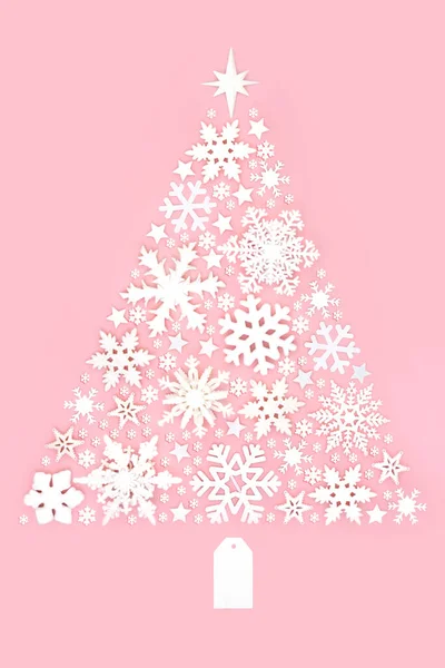 圣诞树形状的装饰 雪片和星星在粉红的粉刷背景上 神奇的冬天 新年的象征 假日时节的文体构图 — 图库照片