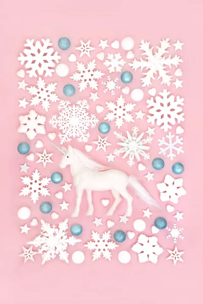 Mythische Weihnachts Einhorn Schneeflocke Und Christbaumkugeln Hintergrund Auf Rosa Fantasievolles — Stockfoto