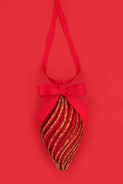 赤と金のリボンから弓でぶら下がっクリスマスツリーの装飾 クリスマスの休日の季節のための伝統的なシンボル — ストック写真