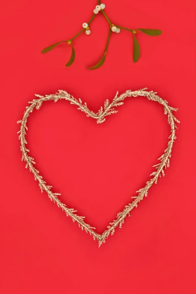Weihnachtliche Mistel Und Herzform Kranz Goldglitzerkugeln Dekoration Symbol Der Liebe — Stockfoto