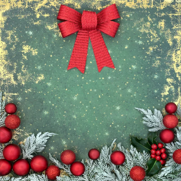 圣诞佳节向抽象的背景致意 背景装饰着红色的弓 覆盖着积雪的冷杉 树上挂着陈腐的绿色金银花 节日边境复古设计 — 图库照片