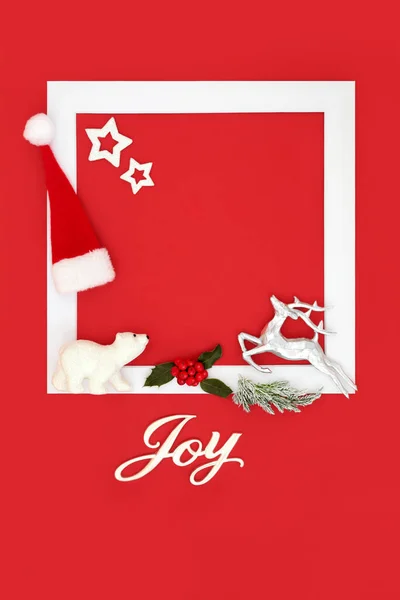 サンタの帽子 トナカイ ホッキョクグマ 雪のモミ ホリー スター 白いフレームで赤い背景の木の装飾でクリスマスの喜びのサインの背景 北極点 Xmas New — ストック写真