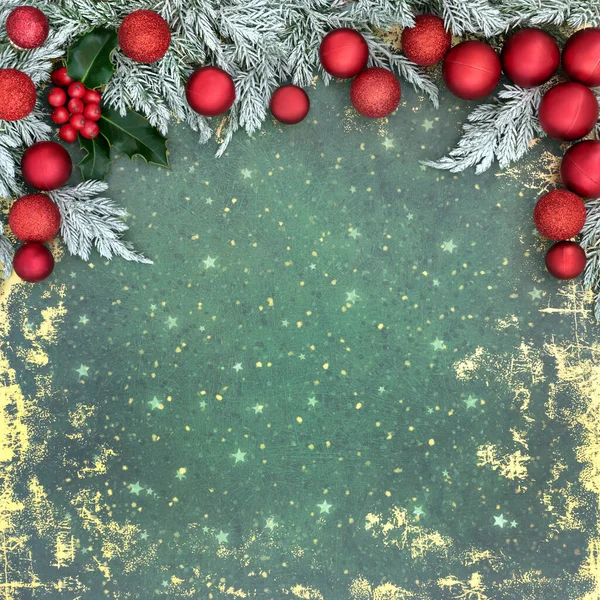 雪のクリスマスのレトロなお祝いの背景の境界線は 緑の金の光沢のある緑の上にモミ ホリー 赤い木の泡の装飾を覆った 祭りの性質 Xmasアブストラクトデザイン — ストック写真