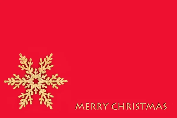 赤い背景にメリークリスマスの金の輝き雪の結晶の木の装飾 お祝いのクリスマス休暇シーズンのための最小限の伝統的なデザインシンボル — ストック写真