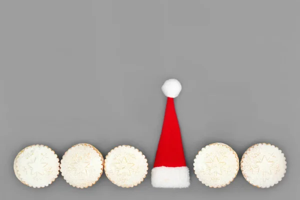 Christmas Santa Hat Traditional Homemade Mince Pies Gray Background Abstract — Stock Photo, Image