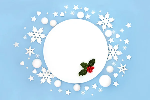 圣诞抽象餐盘餐桌设置与冬青红浆果 雪花和白色霜冻装饰 圣诞佳节假期的最低设计 — 图库照片