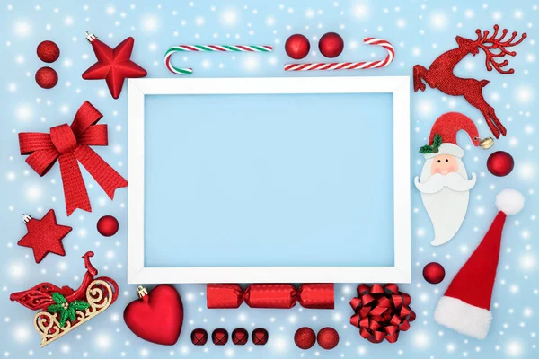 크리스마스 연휴의 추상적 과붉은 파란색에 프레임으로 즐거운 디자인을 창조하는 나막신 — 스톡 사진