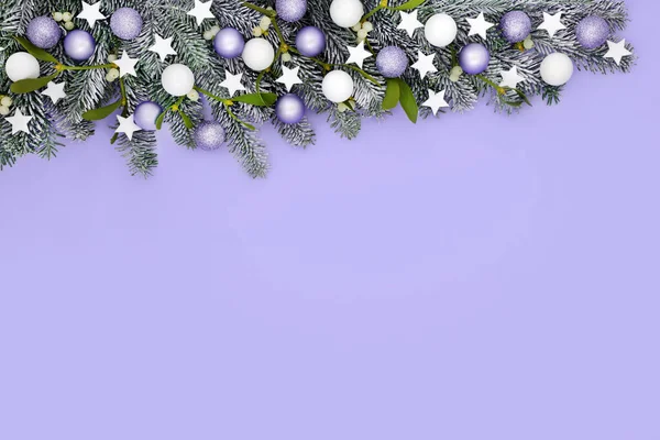 Świąteczny Liliowy Skład Tła Gwiazda Dekoracje Drzew Jemiołą Pokrytą Śniegiem — Zdjęcie stockowe