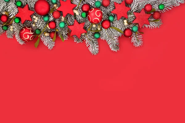 クリスマスモミの雪のミステリーと泡の背景の境界線 赤でお祝いクリスマス休暇シーズンのための木の装飾と伝統的な自然の組成 — ストック写真