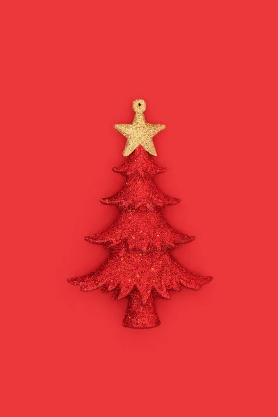 Árbol Navidad Bauble Decoración Brillo Sobre Fondo Rojo Símbolo Adorno — Foto de Stock
