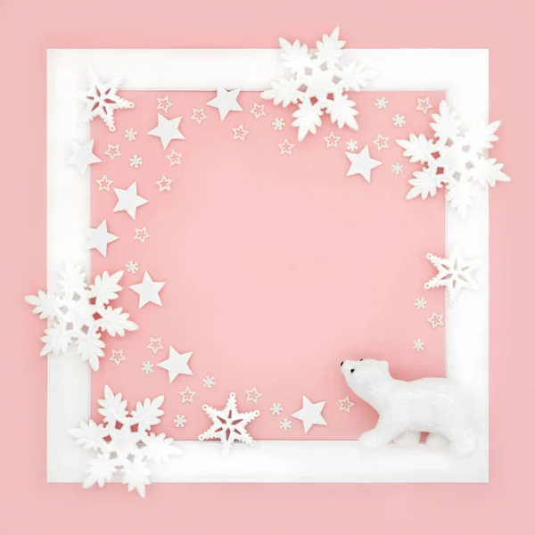 크리스마스의 마법같은 배경에 북극곰 눈송이 별들이 있습니다 프레임의 재미있는 구성입니다 — 스톡 사진