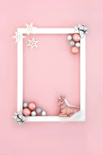 Boże Narodzenie Abstrakcyjne Mityczne Tło Różowym Brokatowym Jednorożcem Płatki Śniegu — Zdjęcie stockowe