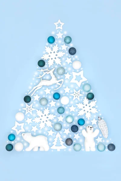 Abstraktes Weihnachtsbaumkonzept Mit Rentieren Schneeflocke Eisbärschmuck Und Weihnachtssymbolen Auf Pastellblauem — Stockfoto