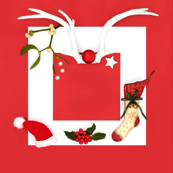 トナカイの角 ミステリー ホリー ストッキング サンタの帽子とクリスマスの装飾 植物やシンボルの背景 クリスマスと年末年始の抽象枠 — ストック写真