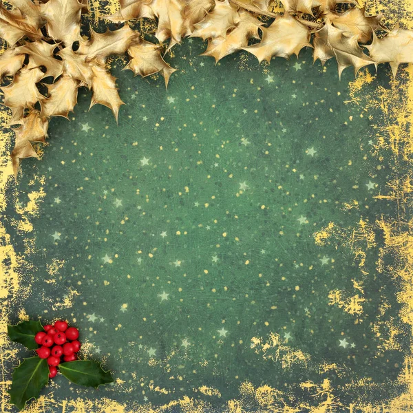 圣诞冬季和新年的装饰背景与自然冬青和红色浆果与金叶的深绿色背景 圣诞节的传统节日边界 — 图库照片