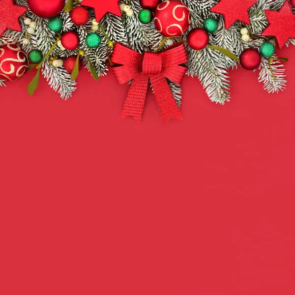 ツリーの装飾や冬のモミのミステリーや雪と伝統的なクリスマスの楽しい赤い背景の境界線 クリスマスと年末年始の作曲 — ストック写真