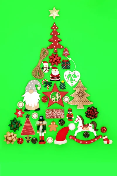 素朴なレトロな昔ながらの装飾が施されたクリスマスツリーの形の装飾コンセプト 緑の背景にクリスマスと新年の休暇シーズンのための環境に優しい最小限のデザイン — ストック写真