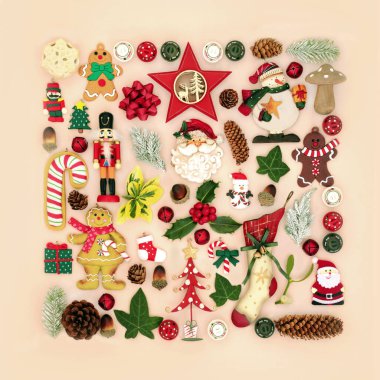 Eski moda çevre dostu Noel sembolleri ve krem arka planda ağaç süslemeleri. Büyük doğal metal ve ahşap nesneler koleksiyonu ile şenlikli kompozisyon.