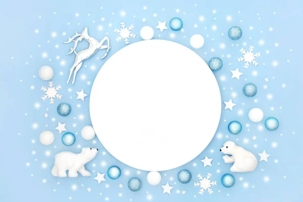 圣诞抽象北极主题餐盘的位置设置与北极熊 霜冻树装饰 圣诞佳节佳节 涂上淡蓝色 — 图库照片