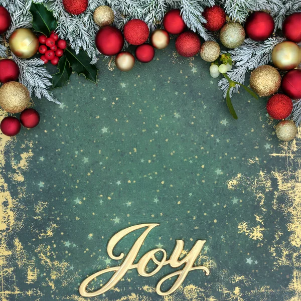 雪に覆われたモミ ホリー 緑のグランジ上の赤い金の木の泡の装飾とクリスマス喜びのサインお祝いの装飾的な背景の境界 クリスマスと新年のためのお祭りレトロデザイン — ストック写真