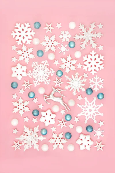 분홍색 배경에는 눈송이 나무로 마법같은 성탄절 북극점 디자인이다 판타지 디자인의 — 스톡 사진