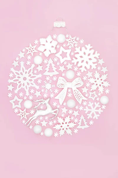 크리스마스둥근 모양의 장식은 분홍색 배경에 북극점의 장식이다 겨울은 음울하고 새해는 — 스톡 사진