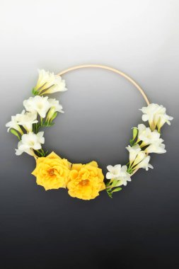 Frezya yazı çelengi ve gül çiçekleri. Gradyan gri arka planda güzel doğal yuvarlak ahşap çerçeve çiçek deseni. Asgari doğa konsepti. Üst manzara, düz uzanma.