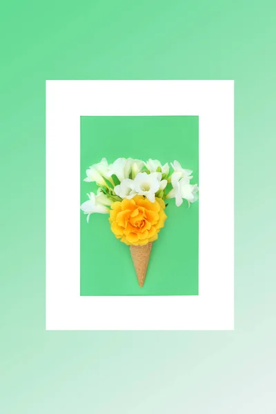 Σουρεαλιστικό Καλοκαίρι Λουλούδι Παγωτό Βάφλα Κώνο Παράξενη Έννοια Τριαντάφυλλο Και — Φωτογραφία Αρχείου