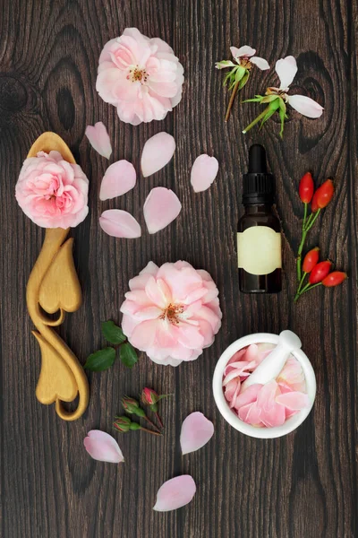 Rozenbloem Essentie Met Bloemen Voor Aromatherapie Etherische Olie Rozenbottels Voor — Stockfoto