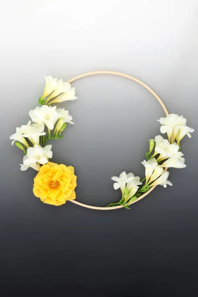 Corona Floral Para Conmemoración Tarjeta Simpatía Con Freesia Flor Rosa —  Fotos de Stock