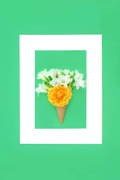 Παγωτά Βάφλα Χωνάκι Σουρεαλιστικό Καλοκαιρινό Λουλούδι Έννοια Τριαντάφυλλο Και Φρέζια — Φωτογραφία Αρχείου