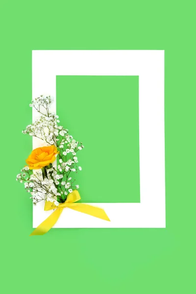 Жовта Троянда Гіпсофіла Квіткова Рамка Зеленому Фоні Весілля Оголошення Про — стокове фото