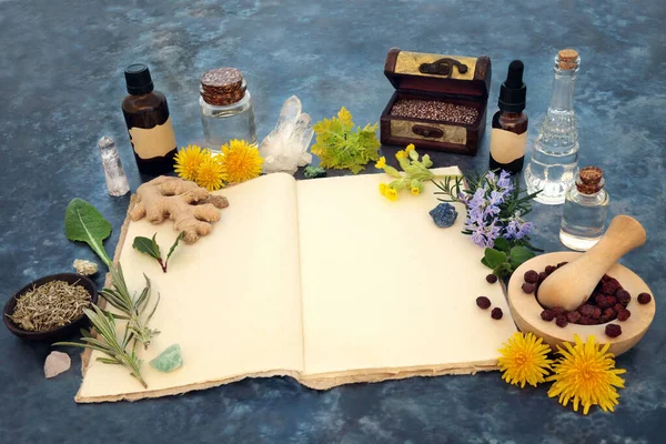 麻レシピ本 エッセンシャルオイル ハーブの花で自然治癒のための自然療法ハーブ植物薬 古い伝統的な代替魔法の異教の組成のための花救済 — ストック写真