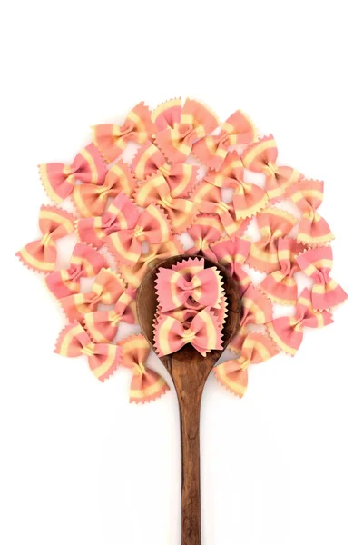 概要オリーブの木のスプーンで白い背景にイタリアの蝶ネクタイパスタの木の形のコンセプト ピンク色に使われるビートルートフード染料 健康的なグルメを食べる 平面上面図 — ストック写真