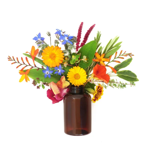 超现实的夏季花 野花和草本的安排与棕色的容器瓶 天然植物药草 白色背景下的愈合概念 — 图库照片