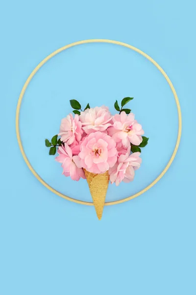 Τριαντάφυλλο Λουλούδι Παράξενο Παγωτό Κώνο Μινιμαλιστικό Σχεδιασμό Παστέλ Μπλε Φόντο — Φωτογραφία Αρχείου