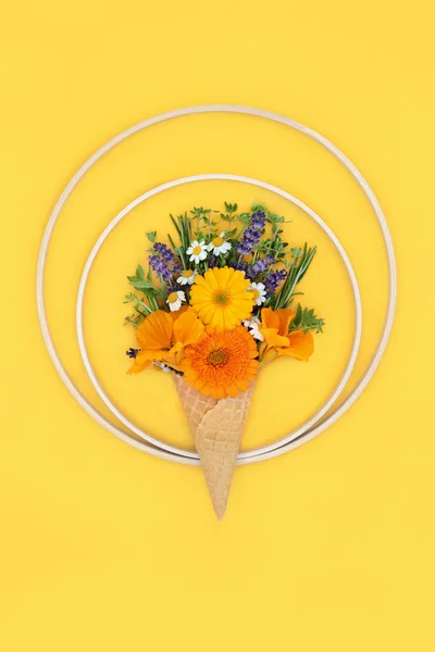 Cono Surrealista Gofres Helado Con Flores Comestibles Verano Hierbas Frescas —  Fotos de Stock