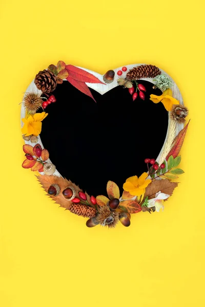 Kleurrijke Hartvormige Bloemige Schoolbordlijst Voor Herfst Thanksgiving Oogstfeest Abstract Natuurconcept — Stockfoto