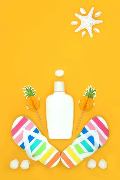Zomer Vakantie Strand Accessoire Essentials Met Zonnebrandcrème Regenboog Teenslippers Ananas — Stockfoto