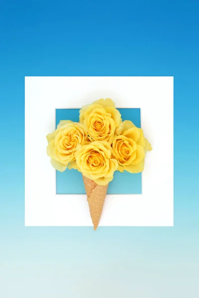 Surrealistische Ijskegel Met Gele Roos Bloemen Gradiënt Blauwe Achtergrond Witte — Stockfoto