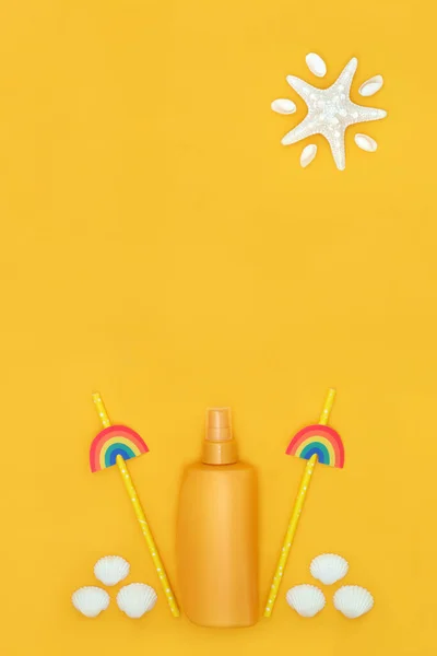 Zonnebrandcrème Voor Zomerse Huidverzorging Met Regenboogrietjes Kokkelschelpen Abstracte Zeesterrenzon Geel — Stockfoto