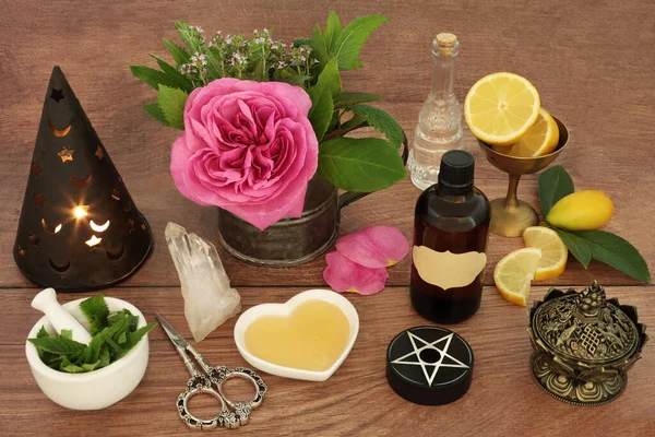 Love Toverdrank Voorbereiding Voor Magische Spreuk Met Ingrediënten Van Rozenbloem — Stockfoto
