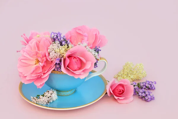 Surreale Adaptogen Rose Baldrian Lavendel Und Holunder Teetasse Auf Rosa — Stockfoto