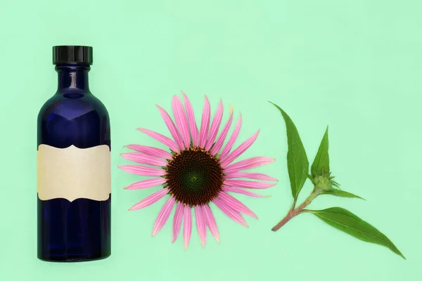 咳風邪や気管支炎のためのエキナセア治癒の救済策 緑の背景に花の頭 チンキボトルと葉の小枝と自然な代替医療組成物 — ストック写真