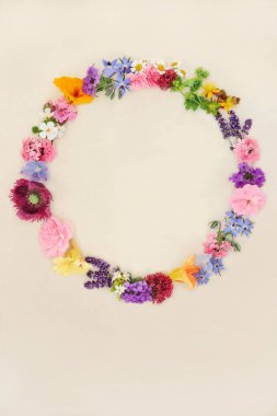 Çiçek, bitki ve kır çiçeği çelengi. Flora homeopatik bitkisel ilaçlarda kullanılır. Alternatif ilaç ve aromaterapi için çiçek özleri kenevir kağıdı üzerinde gerekli yağ.