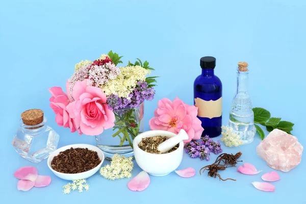 用于天然替代草药疗法的花和草药 药用镇静食品配料 用玫瑰石英晶体治疗 蓝色背景 — 图库照片