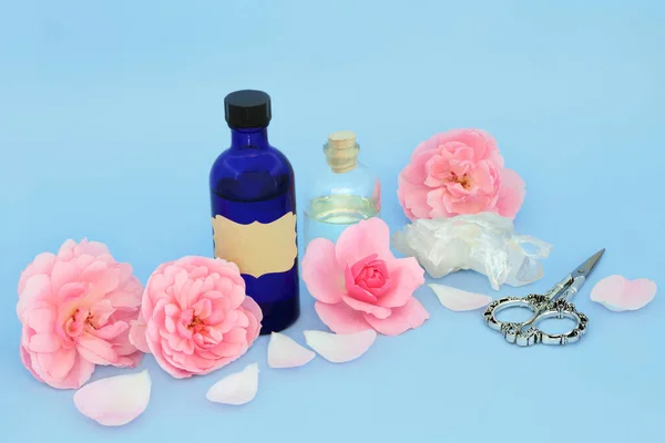 Olio Essenziale Aromaterapia Fiori Rosa Con Fiori Rosa Cristallo Quarzo — Foto Stock