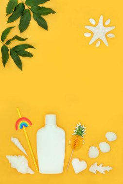 Güneş kremi şişesi ve sarı arka planda deniz yıldızı güneşli yaz aksesuarları. Kabuklu, kokteyl çubuklu ve gökkuşağı pipetli doğal cilt bakımı için soyut eğlence tasarımı.