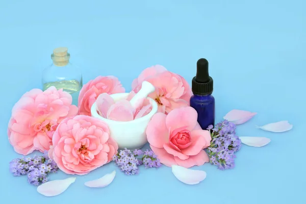 Rose Och Lavendel Blomma Aromaterapi Essens Med Rosa Blommor Blå — Stockfoto