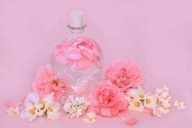 Gül portakalı çiçeği ve kalp şeklindeki Nemesia çiçeği parfümü. Pembe ve çiçekli. Doğal çiçek ürünü, Sevgililer Günü, doğum günü, yıldönümü ya da Anneler Günü için hediye..